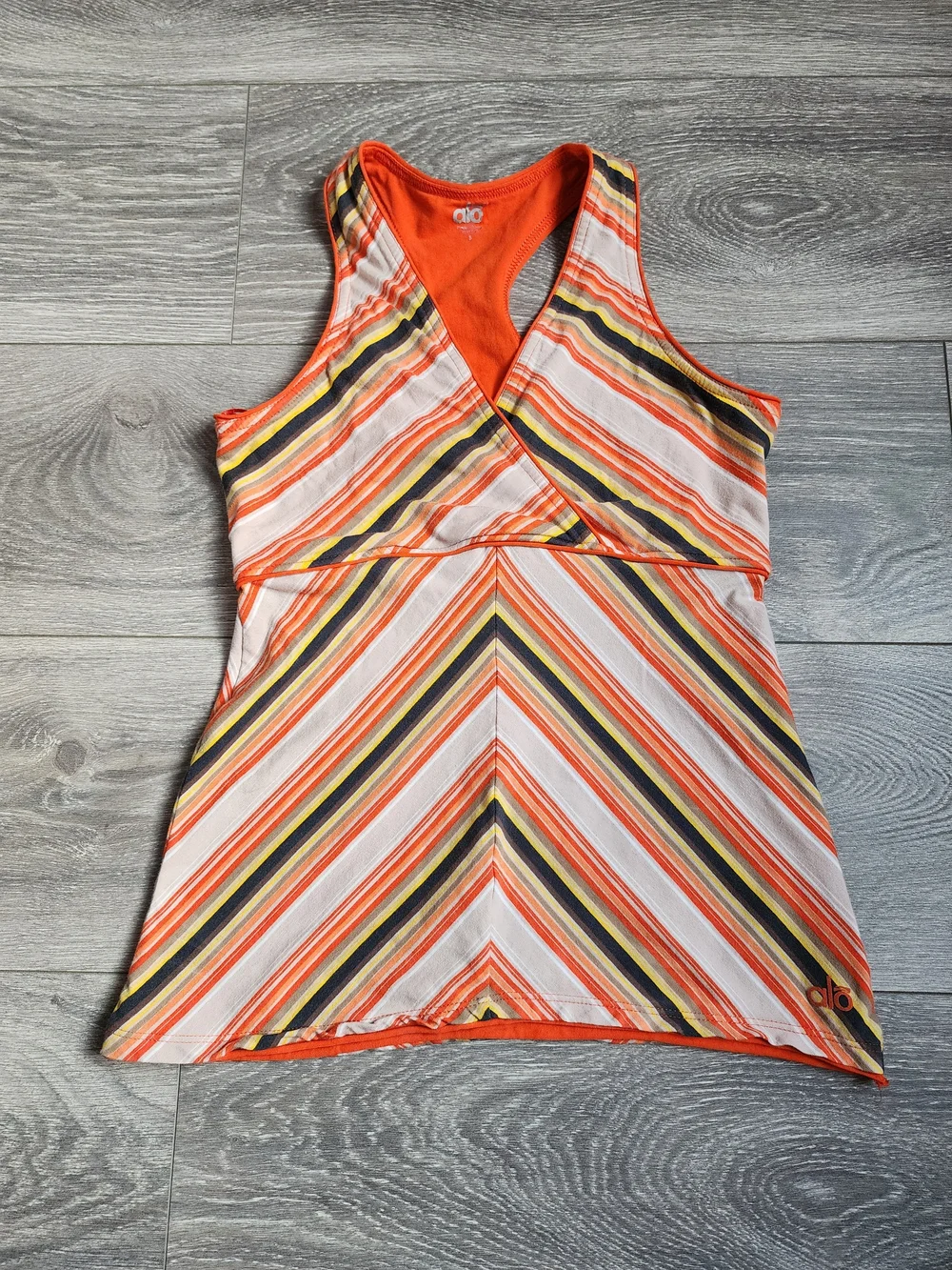 ALO Yoga Orange Striped V-Neck Women’s Fitted  Babydoll Workout Top Sm Y2K Print